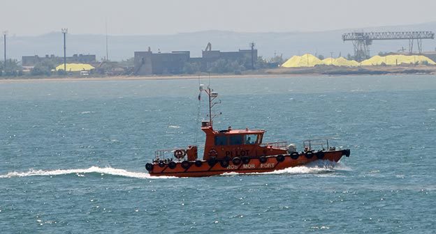 Судно в Керченском проливе. Фото Нины Тумановой для "Кавказского узла"
