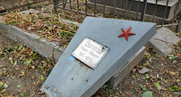 Разрушенные вандалами надгробные памятники на мемориальном кладбище в Махачкале. 7 октября 2015 г/ Фото Людмилы Маратовой для "Кавказского узла".