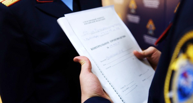 Документы в руках сотрудника СКР. Фото Виктории Перевязко, «Кубань 24», http://kuban24.tv/item/na-kubani-provedut-proverku-po-faktu-gibeli-detey-pri-pojare-114160