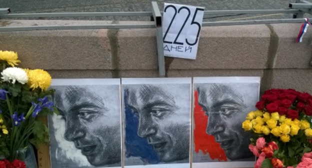 Портреты Немцова и табличка с числом дней, прошедших с его убийства. Москва, Большой Москворецкий мост, 9 октября 2015 года. Фото Вячеслава Ферапошкина для "Кавказского узла"