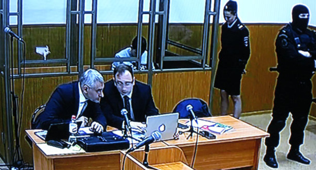 Надежда Савченко с адвокатами в здании Донецкого городского суда. 13 октября 2015 г. Кадр с монитора видеотрансляции