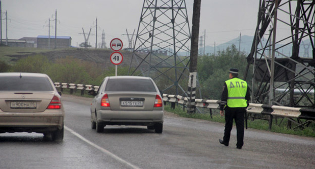 Сотрудник ДПС. Фото Магомеда Магомедова для "Кавказского узла"