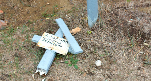 Сломанный крест на мемориальном кладбище в Махачкале. 7 октября 2015 г. Фото Патимат Махмудовой для "Кавказского узла"