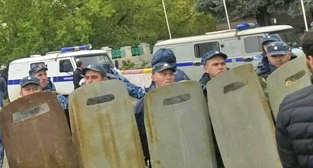 Сотрудники полиции оцепили центральную площадь Буйнакска. 16 октября 2015 г. Фото предоставил Шамиль Магомедов