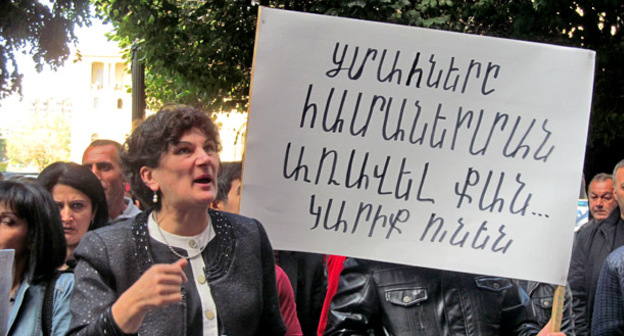 Родственники пожизненно осужденных требуют пересмотра дел их родных. Надпись на плакате: "Пожизненно осужденные нуждаются в помиловании". Ереван, 15 октября 2015 г. Фото Тиграна Петросяна для "Кавказского узла"