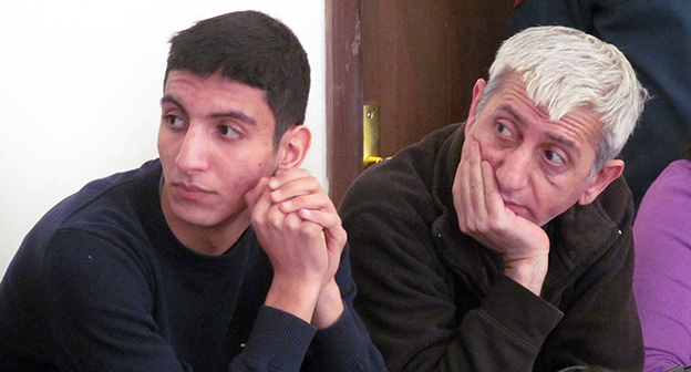 Организатор "Марша миллиона масок" лидер партии "Цегакрон" Шант Арутюнян (справа) и его несовершеннолетний сын Шаген Арутюнян в зале суда. Ереван, 23 января 2015 г. Фото Армине Мартиросян для "Кавказского узла"