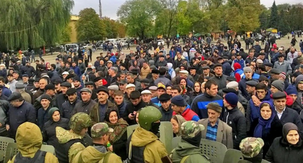 Жители Буйнакска в окружении силовиков. Буйнакск, 16 октября 2015 года. Фото Шамиля Магомедова для "Кавказского узла"