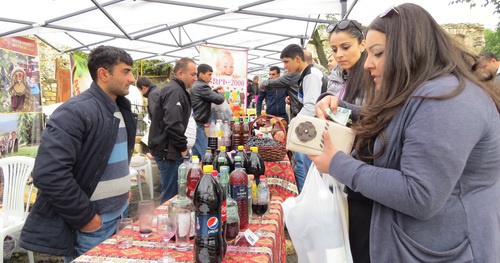 Посетители фестиваля могли приобрести понравившееся им вино у производителей из четырех регионов Нагорного Карабаха. Село Тог, 17 октября 2015 г. Фото Алвард Григорян для «Кавказского узла».