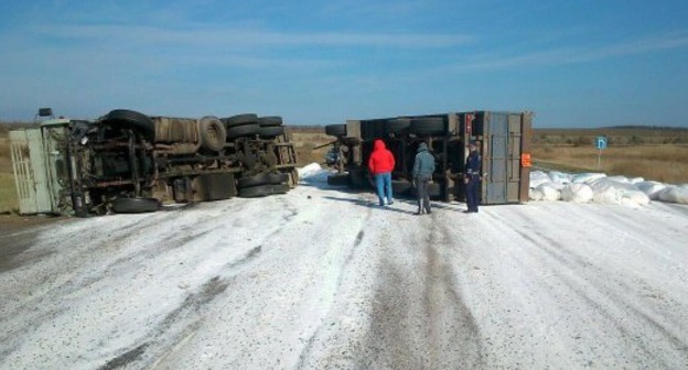 Перевернувшийся грузовик перевозил селитру. Ипатовский район, 18 октября 2015 г. Фото: http://bloknot-stavropol.ru/news/na-stavropole-perevernulsya-gruzovoy-avtomobil-per-646596