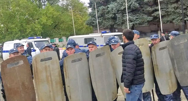 Сотрудники полиции на центральной площади города. Буйнакск, 16 октября 2015 г. Фото Патимат Махмудовой для "Кавказского узла"