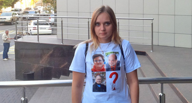 Юлия Парпулова у здания суда. Краснодар. Фото Светланы Кравченко для "Кавказского узла"