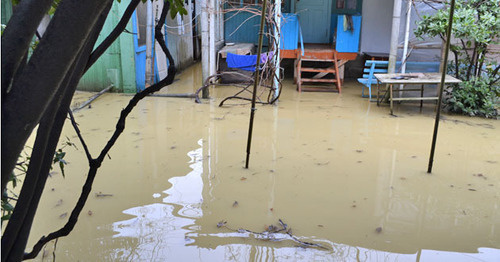 Вода во дворе дома после схода селя. Сочи. Фото Светланы Кравченко для "Кавказского узла" Вода во дворе дома после схода селя. Сочи. Фото Светланы Кравченко для "Кавказского узла"