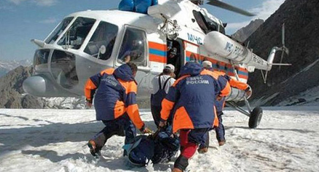 Спасательные работы в горах. Фото: http://www.vestikavkaza.ru/news/MCHS-obnaruzhilo-na-Elbruse-turistov-iz-Severnoy-Osetii.html