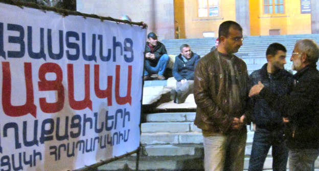 Активисты "Вставай Армения!" во время пикета напротив парламента Армении. Ереван, 27 октября 2015 г. Фото Тиграна Петросяна для "Кавказского узла"
