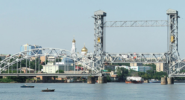 Панорама Ростова-на-Дону. Фото Вадима Анохина, https://ru.wikipedia.org/wiki/Ростовский_разводной_железнодорожный_мост#/media/File:Railway%27s_bridge_over_the_river_Don.jpg