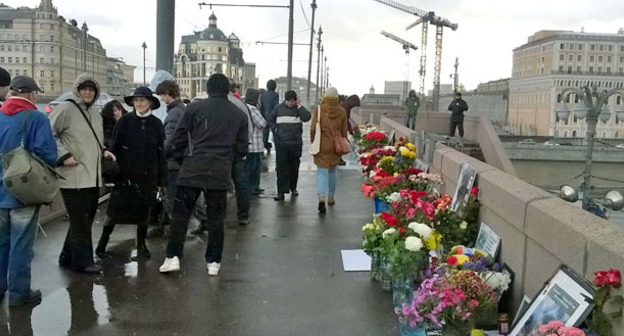 Цветы на месте убийства Бориса Немцова. Москва, 9 октября 2015 г. Фото Вячеслава Ферапошкина для "Кавказского узла"