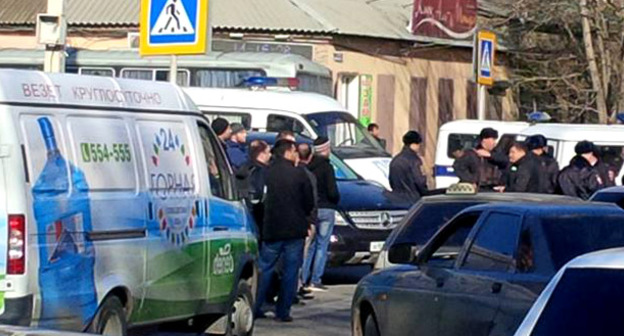 На территории прилегающей к мечети на улице Котрова в Махачкале во время задержания прихожан. 20 ноября 2015 г. Фото: Умар Саид