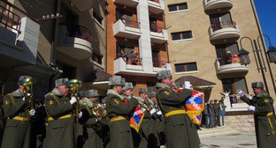 Квартиры предоставлены действующим офицерам.  Степанакерт, 21 ноября 2015 г. Фото Алвард Григорян для "Кавказского узла".