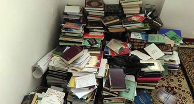 Книги  в мечети на улице Котрова. Фото Магомеда Туаева для "Кавказского узла"
