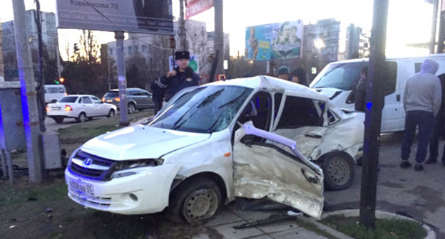 На месте ДТП в Махачкале. 6 декабря 2015 г. http://www.onkavkaz.com/news/532-glava-gudermesskogo-raiona-i-smert-dvuh-dagestancev.html