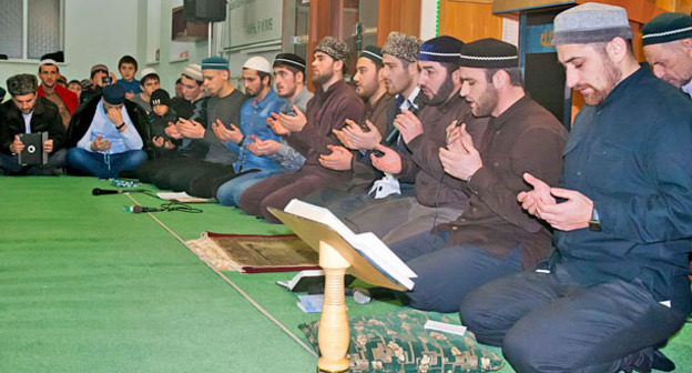 Верующие во время молитвы в мечети поселка Шамхал. Махачкала. Фото: http://islamdag.ru/news/14079