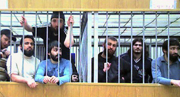 Подсудимые по делу о нападении на Нальчик 13 октября 2005 г. во время одного из судебных заседаний. Кабардино-Балкария, Нальчик, 2011 г. Фото предоставлено членом комитета «Матери Кабардино-Балкарии в защиту прав и свобод граждан» Марьям Ахметовой.