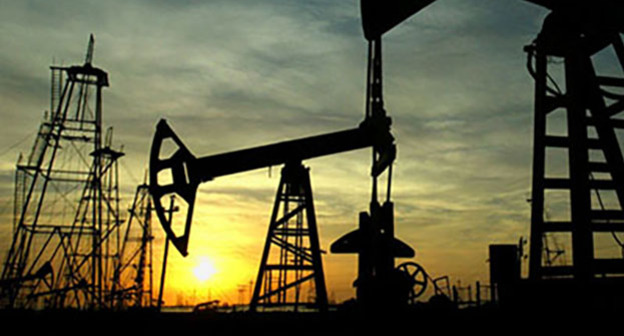Добыча нефти. Фото: http://chnefhimp.ru/54645645/