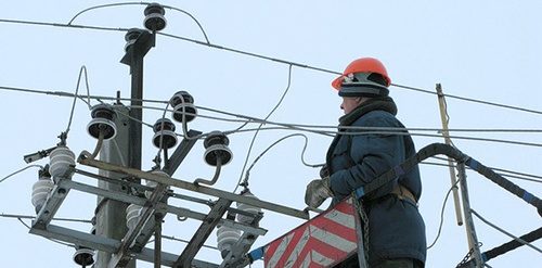 Восстановление работы ЛЭП. Фото: http://www.riadagestan.ru/news/makhachkala/v_makhachkale_uchastilis_sluchai_povrezhdeniya_liniy_elektroperedach/