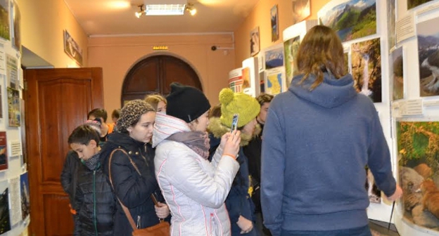 Посетители выставки "Лики старого и нового Сочи". 7 января 2016 года. Фото Светланы Кравченко для "Кавказского узла"