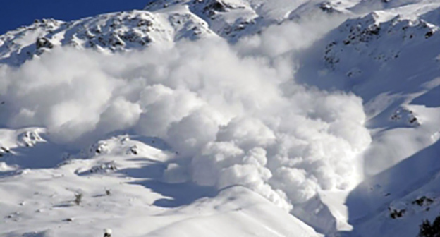 Сход лавины в горах. Фото: http://07.mchs.gov.ru/operationalpage/stormcaution/item/3365101/