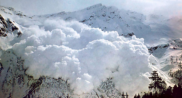 Сход лавины. Фото: http://www.riakchr.ru/mchs-po-kchr-preduprezhdaet-o-lavinoopasnoj-situatsii-v-gorakh-regiona/