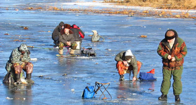 Ловля рыбы на льду канала, впадающего в Волгу. Астрахань. Фото Вячеслава Ященко для "Кавказского узла"