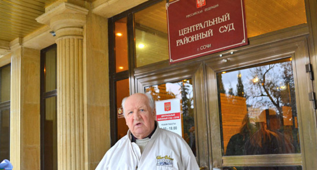 Вадим Уркунов возле суда Центрального района Сочи. Фото Светланы Кравченко для "Кавказского узла"