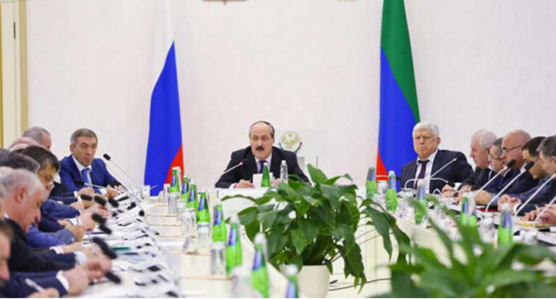 Заседание Комиссии при Главе РД. Фото:  http://president.e-dag.ru/novosti/v-centre-vnimaniya/ramazan-abdulatipov-vse-plany-ukazannye-v-dorozhnoj-karte-v-ramkakh-realizatsii-majskikh-ukazov-dolzhny-byt-vypolneny-v-srok