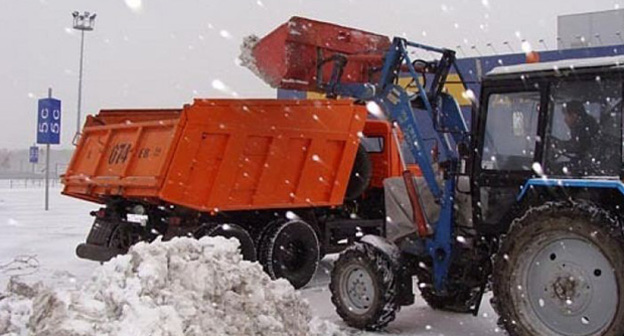 Уборка снега. Фото: http://bloknot-rostov.ru/news/na-dorogi-rostova-uzhe-vyekhalo-115-snegouborochny-690050