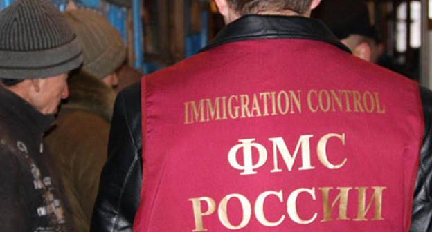 Сотрудник миграционной службы. Фото http://www.yugopolis.ru/