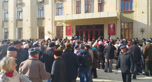 Участники акции пенсионеров у здания администрации Краснодарского края. 16 января 2016 года. Фото Алексея Мандригели для "Кавказского узла"