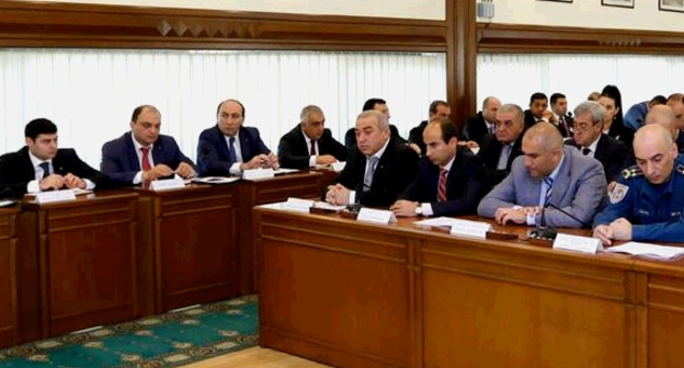 Заседание Совета старейшин Еревана. 19 октября 2015 года. Фото: Facebook.com/yerevanmunicipality 