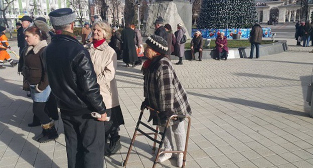 Участники акции протеста пенсионеров перед зданием администрации Краснодарского края. Краснодар, 16 января 2016 года. Фото Алексея Мандригели для "Кавказского узла"