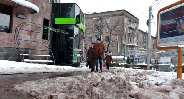 Жители Еревана на улицах города. Фото Армине Мартиросян для "Кавказского узла"