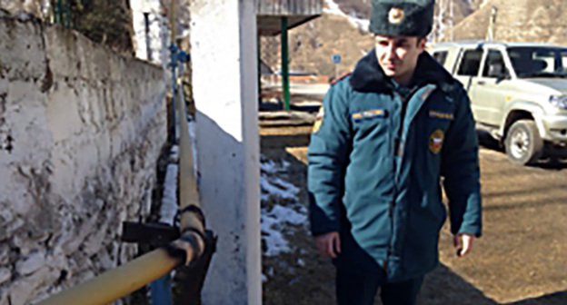 Сотрудник МЧС у газовой трубы. Фото: http://07.mchs.gov.ru/operationalpage/operational/item/3383751/