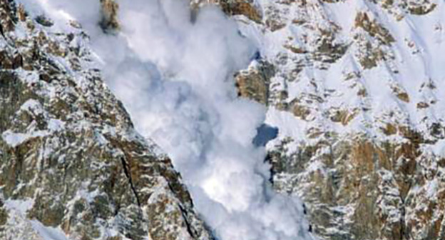 Сход лавины. Фото: http://www.mchsmedia.ru/newsline/item/6454602/