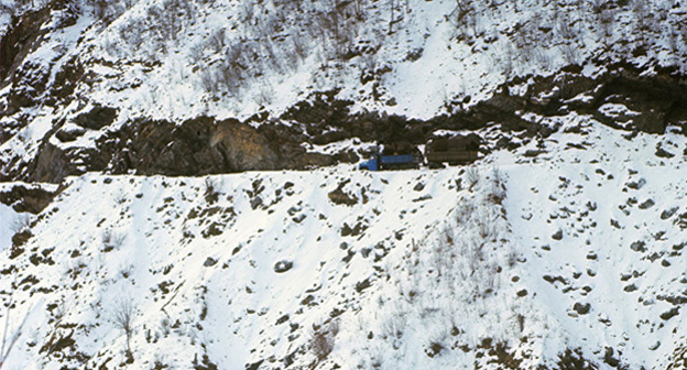 Грузовик на горной дороге. Фото: http://sputnik-georgia.ru/caucasus/20160108/229719848.html