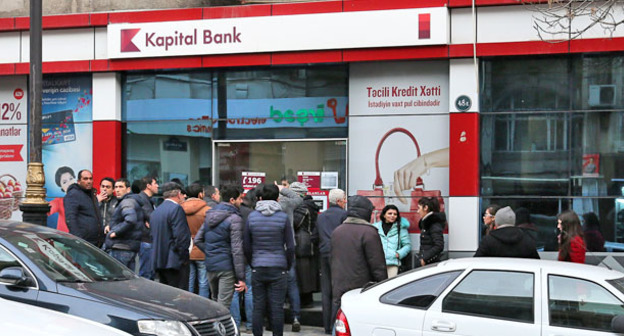 Очередь возле входа в банк. Баку, январь 2016 г. Фото Азиза Каримова для "Кавказского узла"