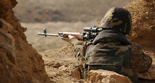 Солдат на передовой позиции. Фото: http://1news.az/politics/karabakh/20130221115028179.html