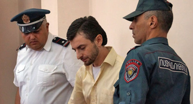 Айк Кюрегян (в центре) в зале суда. Фото http://hetq.am/rus/news/62561/aiyk-kyuregyan-na-etot-raz-ne-viybete-ya-14-let-sidet-ne-budu.html