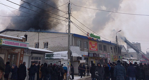 Дым пожара в торговом центре в Черкесске. Фото: http://www.riakchr.ru/v-cherkesske-zagorelsya-torgovyj-tsentr/