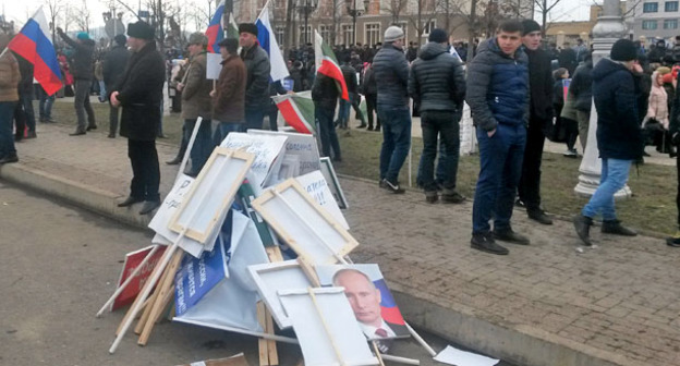 Плакаты и лозунги брошенные прямо на площади, где шел митинг. Грозный, 22 января 2016 г. Фото Николая Петрова для "Кавказского узла"