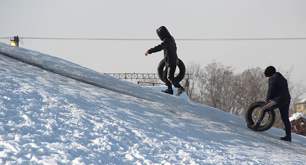 Снегопад в Чечне. Дети катаются с горки. Фото Магомеда Магомедова для "Кавказского узла"