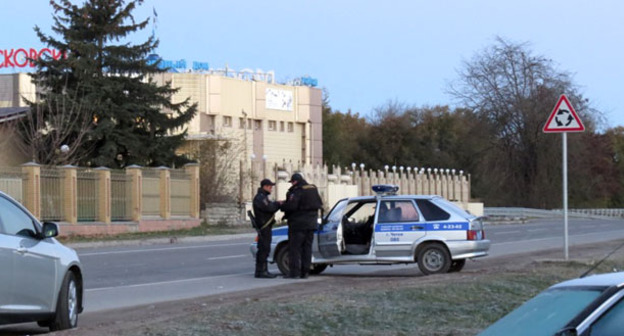 Сотрудники полиции на улицах селения Чегем-2. Фото http://nac.gov.ru/